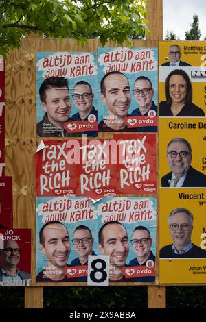 AALST, BELGIEN, 30. MAI 2024: Politische Plakate für die extrem linke Arbeiterpartei einer marxistischen und sozialistischen politischen Partei in Belgien. Parlamentarisch und EUR Stockfoto