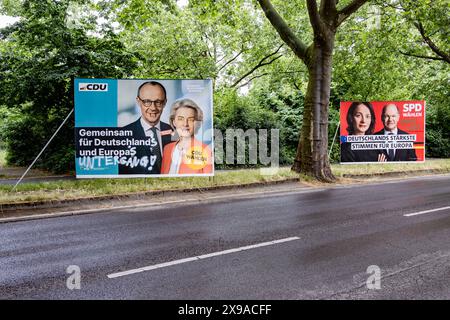 Wahlplakat der CDU zur Europawahl mit den Bildern von Friedrich Merz und Ursula von der Leyen, vandalisiert mt Vampyrzähne, ein Sticker mit dem Text Verarscht doch wen anders und einen Zuschrift Gemeinam für Deutschlands und Europas Untergang und Wahlplakat der SPD zur Europawahl, Vandalisiert mt dem Zuschrift Free Gaza in Berlin am 30. Mai 2024. Ausstellung UN sah Geschichten *** Wahlplakat der CDU für die Europawahlen mit den Bildern von Friedrich Merz und Ursula von der Leyen, mit Vampirzähnen verwüstet, einem Aufkleber mit dem Text Verarscht doch wen anders und einem Buchstaben Gemeinam Stockfoto