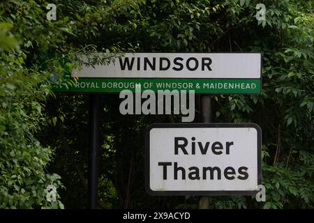 Windsor, Berkshire, Großbritannien. 30. Mai 2024. Schild für die Themse in Windsor, Berkshire. Es wurde berichtet, dass das Wasser der Themse im Jahr 2023 14,2 Milliarden Liter Abwasser in die Themse in Zentral-London pumpte. Es gibt weiterhin Forderungen nach Renationalisierung von Thames Water, nachdem das Unternehmen in Bezug auf die Abwasserentsorgung schreckliche Bilanz gemacht hat. Quelle: Maureen McLean/Alamy Live News Stockfoto