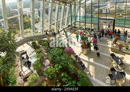 Sky Garden London „Walkie Talkie“-Wolkenkratzer, 155 m hohe Dachterrasse mit Gartenblick auf die Stadt vom unteren Restaurant Stockfoto