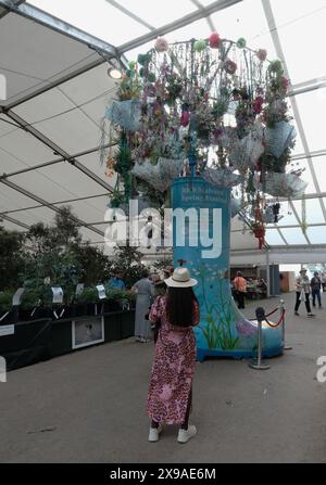 Besucher vor der RHS Blumenausstellung bei der jährlichen Malvern Spring Festival Blumenschau in Worcestershire Stockfoto