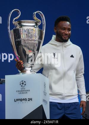 London, UK, 30. Mai 2024. UEFA-Botschafter und ehemaliger Mittelfeldspieler Mikel John Obi posiert mit der Champions-League-Trophäe, als er das UEFA Champions Festival auf dem Trafalgar Square eröffnet. Das Festival findet an mehreren Orten in der Stadt vor dem Spiel zwischen Borussia Dortmund und Real Madrid im Champions-League-Finale am 1. Juni statt. Quelle: Eleventh Photography/Alamy Live News Stockfoto