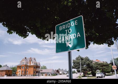 Schilder in Richtung Blue Water Bridge nach Kanada in Port Huron Michigan USA Stockfoto