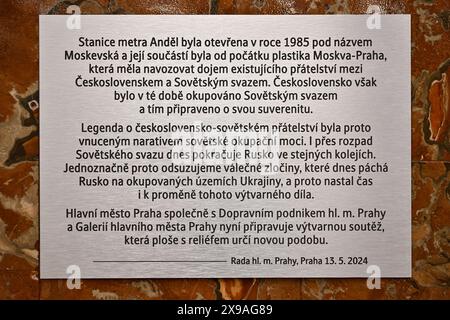 Prag, Tschechische Republik. 30. Mai 2024. Das Prager Rathaus fügte der Bronzeskulptur in der Lobby der U-Bahn-Station Andel an der Linie B eine Erklärungsplatte mit der Inschrift Moskau-Prag aus der kommunistischen Zeit hinzu, die am 30. Mai 2024 in Prag, Tschechien, abgebildet wurde. Die Platte besagt, dass die ehemalige Tschechoslowakei damals von der Sowjetunion besetzt war und Freundschaft zwischen den beiden Ländern nur ein Propagandaanspruch war. Quelle: VIT Simanek/CTK Photo/Alamy Live News Stockfoto