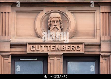 Govan Press Buildings, Govan Road, Glasgow, Schottland, Großbritannien - Nahaufnahme der Büste und der Rechtschreibfehler von Johnnes Gutenberg Stockfoto