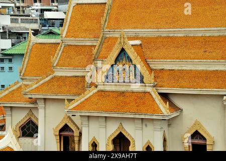 Farbenfrohe Gebäudedächer in der Nähe des Goldenen Buddha, offiziell Phra Phuttha Maha Suwant Patimakon genannt, im Tempel von Wat Traimit, Bangkok, Thailand Stockfoto