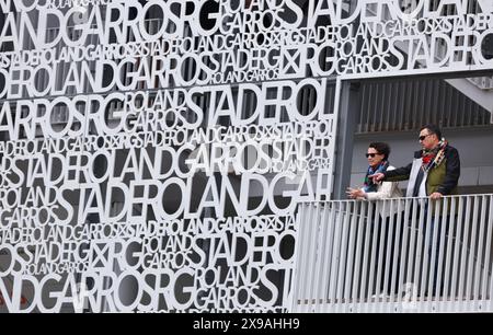 Paris, Frankreich. 30. Mai 2024. Die Zuschauer sehen das Spiel der Frauen in der zweiten Runde zwischen Wang Xinyu aus China und Viktoriya Tomova aus Bulgarien beim Tennis-Turnier der French Open in Roland Garros in Paris, Frankreich, am 30. Mai 2024. Quelle: Gao Jing/Xinhua/Alamy Live News Stockfoto