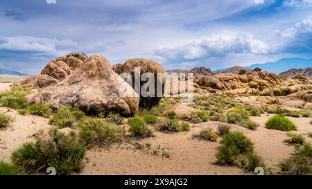 Eine der vielen Felsformationen in den Alabama Hills. Die Alabama Hills sind eine einzigartige geologische Formation in der Nähe von Lone Pine, Kalifornien Stockfoto