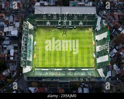 Buenos Aires, Argentinien, 6. Februar 2023: Aus der Vogelperspektive des Fußballstadions „Florencio Sola“. Heimstadion der Fußballmannschaft „Club Atletico Banfield“. Stockfoto