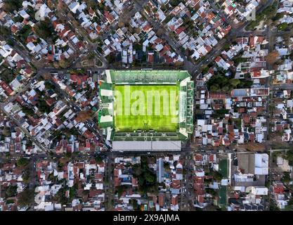 Buenos Aires, Argentinien, 6. Februar 2023: Aus der Vogelperspektive des Fußballstadions „Florencio Sola“. Heimstadion der Fußballmannschaft „Club Atletico Banfield“. Stockfoto