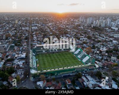 Buenos Aires, Argentinien, 6. Februar 2023: Aus der Vogelperspektive des Fußballstadions „Florencio Sola“. Heimstadion der Fußballmannschaft „Club Atletico Banfield“. Stockfoto