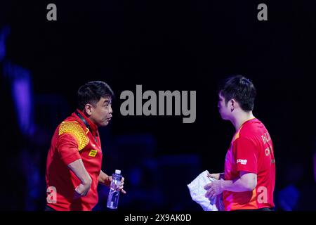 Chongqing. 30. Mai 2024. Trainer Wang Hao (L) aus China leitet Fan Zhendong während des Spiels der Männer im Einzel-Spiel 32 gegen Lee Sang Su aus Südkorea beim WTT Champions Chongqing 2024 im südwestchinesischen Chongqing am 30. Mai 2024. Quelle: Huang Wei/Xinhua/Alamy Live News Stockfoto