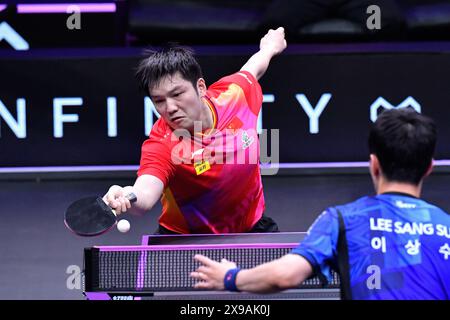 Chongqing. 30. Mai 2024. Fan Zhendong aus China kommt beim WTT Champions Chongqing 2024 im südwestchinesischen Chongqing am 30. Mai 2024 in der 32er-Runde gegen Lee Sang Su aus Südkorea zurück. Quelle: Zhang Ziyu/Xinhua/Alamy Live News Stockfoto