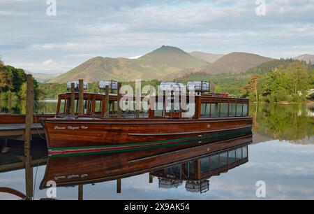 Der Start von Prinzessin Margaret Rose am Keswick Steg auf Derwentwater im englischen Lake District. Sie wurde in den 1930er Jahren gebaut Im Hintergrund die Stockfoto