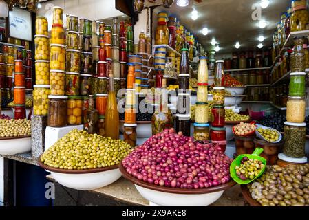 Märkte in Marokko mit den vertikalen Gefäßstapeln in den Geschäften. Oliven, Paprika, Gurken und Zitronen sowie anderes Gemüse und Obst. Olivenschalen 3 Stockfoto