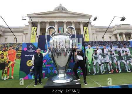 London, UK, 30. Mai 2024. Das UEFA Champions League Festival startete am Trafalgar Square mit Mikel John Obi, UEFA-Botschafter, der die Trophäe auf die Bühne brachte und der Londoner Bürgermeister Sadiq Khan sich an einem Kickabout beteiligte. Das Festival beginnt bis zum Finale am Samstag in Wembley zwischen Borussia Dortmund und Real Madrid. Kredit : Monica Wells/Alamy Live News Stockfoto