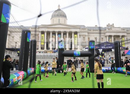 London, UK, 30. Mai 2024. Das UEFA Champions League Festival startete am Trafalgar Square mit Mikel John Obi, UEFA-Botschafter, der die Trophäe auf die Bühne brachte und der Londoner Bürgermeister Sadiq Khan sich an einem Kickabout beteiligte. Das Festival beginnt bis zum Finale am Samstag in Wembley zwischen Borussia Dortmund und Real Madrid. Kredit : Monica Wells/Alamy Live News Stockfoto