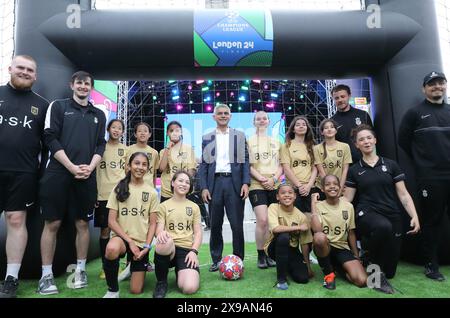 London, UK, 30. Mai 2024. Das UEFA Champions League Festival startete am Trafalgar Square mit Mikel John Obi, UEFA-Botschafter, der die Trophäe auf die Bühne brachte und der Londoner Bürgermeister Sadiq Khan sich an einem Kickabout beteiligte. Das Festival beginnt bis zum Finale am Samstag in Wembley zwischen Borussia Dortmund und Real Madrid. Kredit : Monica Wells/Alamy Live News Stockfoto