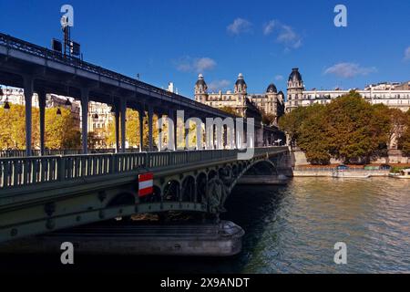 Paris, Frankreich - 20. Oktober 2017: Die pont de Bir-Hakeim, ehemals pont de Passy, ist eine Brücke, die die seine überquert. IT-Konkret Stockfoto