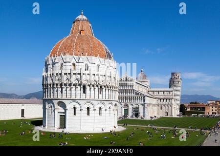 Pisa, Italien - März 31 2019: Die Piazza dei Miracoli (deutsch: Platz der Wunder), früher bekannt als Piazza del Duomo (deutsch: Domplatz), ist Stockfoto