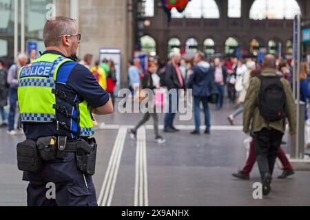 Zürich, Schweiz - 13. Juni 2018: Polizeibeamter der Eisenbahnpolizei kontrolliert die Menge der Reisenden im Bahnhof. Stockfoto