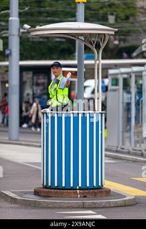 Zürich, Schweiz - 13. Juni 2018: Polizistin der Polizei Assistenz, die den Verkehr auf ihrem Posten macht. Stockfoto