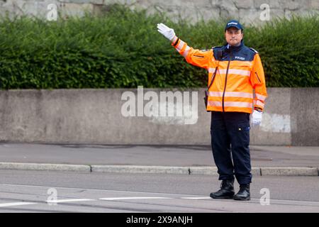 Zürich, Schweiz - 13. Juni 2018: Polizist der Polizeiassistenz, der an einer Kreuzung den Verkehr führt. Stockfoto