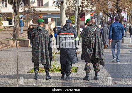 Fès, Marokko – 20. Januar 2019: Ein Polizist patrouilliert zusammen mit zwei Soldaten durch die Straßen. Stockfoto