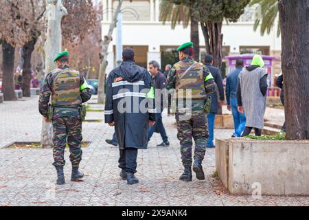 Fès, Marokko – 20. Januar 2019: Ein Polizist patrouilliert zusammen mit zwei Soldaten durch die Straßen. Stockfoto