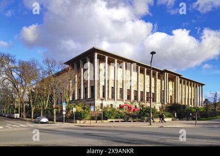 Paris, Frankreich - 17. Januar 2020: Der Palais de la Porte Dorée (englisch: Palais de la Porte Dorée) ist eine Ausstellungshalle am Rande des Bois Stockfoto