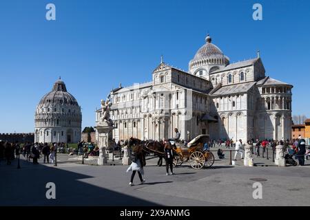 Pisa, Italien - März 31 2019: Piazza dei Miracoli mit dem Baptisterium und der Kathedrale. Stockfoto