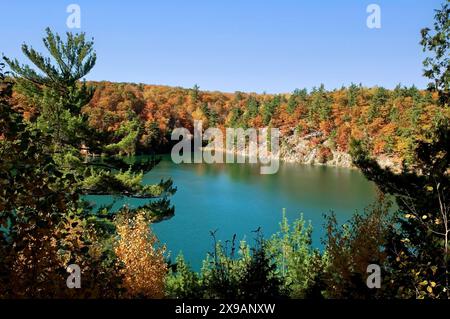 Pink Lake in Gatineau Quebec, nicht weit von Ottawa. Der See wird Pink Lake genannt, weil er nach der Familie benannt wurde, die sich in der Gegend niederließ. T Stockfoto