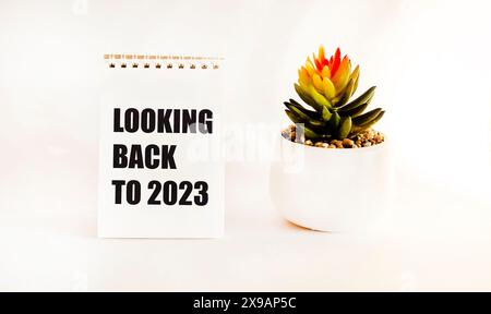 Auf einem Notizblock auf weißem Hintergrund zurück auf 2023. Überblick über das Jahr, zusammenfassend, Hauptpunkte des Konzepts des Jahres. Stockfoto