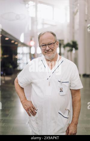 Porträt eines lächelnden Oberarztes in Uniform im Krankenhaus Stockfoto