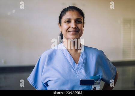 Porträt einer selbstbewussten Ärztin im Krankenhaus Stockfoto