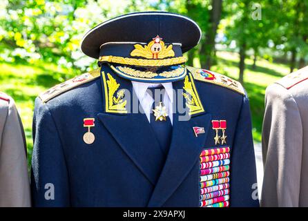 Samara, Russland - 25. Mai 2024: Die zeremonielle Marineuniform des Admirals der Sowjetflotte S. Gorschkow mit verschiedenen Auszeichnungen, Orden und mir Stockfoto