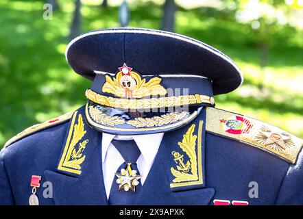 Samara, Russland - 25. Mai 2024: Die zeremonielle Marineuniform des Admirals der Sowjetflotte S. Gorschkow mit verschiedenen Auszeichnungen, Orden und mir Stockfoto