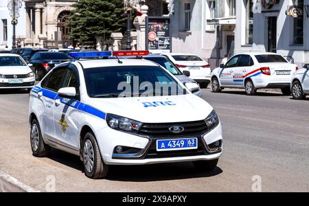 Samara, Russland - 25. Mai 2024: Ein russisches Polizeifahrzeug parkt am Sommertag auf der Straße der Stadt Stockfoto