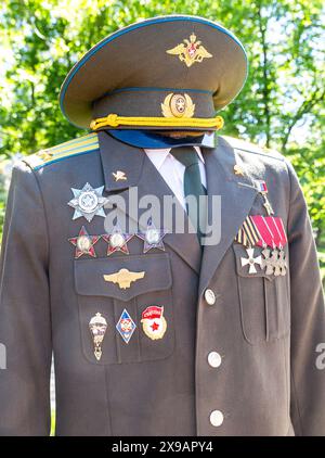 Samara, Russland – 25. Mai 2024: Militäruniform des Oberstleutnants der russischen Armee Anatoli Lebed mit verschiedenen Auszeichnungen, Orden und Medaillen Stockfoto