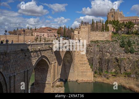 San Martin Brücke mit Blick auf den Tejo Fluss in Toledo Spanien Stockfoto