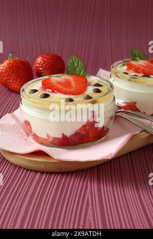 Erdbeer- und Honig-Joghurt Mascarpone-Dessert Stockfoto