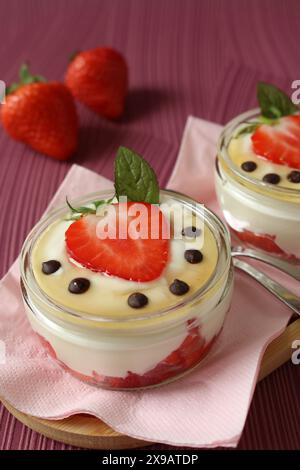 Erdbeer- und Honig-Joghurt Mascarpone-Dessert Stockfoto