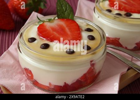 Erdbeer- und Honig-Joghurt Mascarpone-Dessert Stockfoto