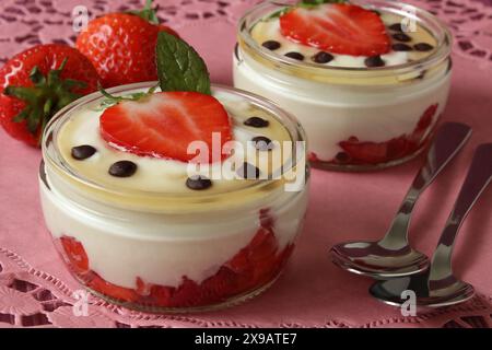 Erdbeer- und Honig-Joghurt Mascarpone-Dessert Stockfoto