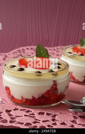 Erdbeer- und Honig-Joghurt Mascarpone-Dessert Stockfoto