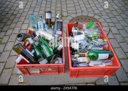 Altglas Entsorgung, an der Obertrave, Lübeck, Niedersachsen, Deutschland *** Altglas Entsorgung, an der Obertrave, Lübeck, Niedersachsen, Deutschland Stockfoto