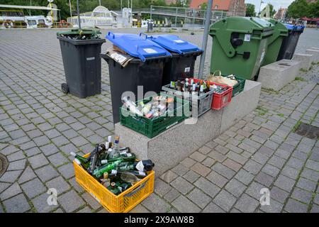 Altglas Entsorgung, an der Obertrave, Lübeck, Niedersachsen, Deutschland *** Altglas Entsorgung, an der Obertrave, Lübeck, Niedersachsen, Deutschland Stockfoto