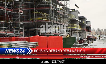 TV News Live Report bearbeiten. Immobilienentwicklungssegment: Aufnahmen des Fortschritts auf der aktiven Baustelle. Arbeiter, Die Schwere Geräte Verwenden. TV-Programm auf Kabelkanal Konzept. Stockfoto