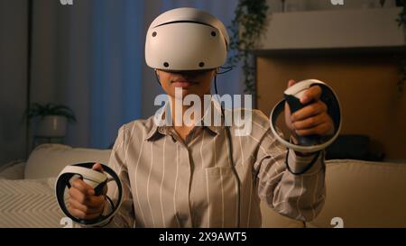 Afroamerikanische Mädchen Frau in VR Helm Augmented Reality Brille Metaverse Gaming Simulation Entdecken Sie 3D World Play Videospiel modern virtuell Stockfoto