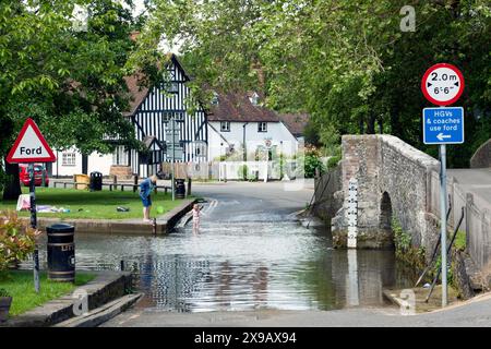 Eine furt über den Fluss Darent, mit einer malerischen Buckelbrücke entlang, im Zentrum von Eynsford, Kent Stockfoto